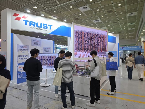 2025푸드위크에 참여한 트러스트에이엔씨에 부스에서 '자동화빌딩랙 모형'을 공개했다 