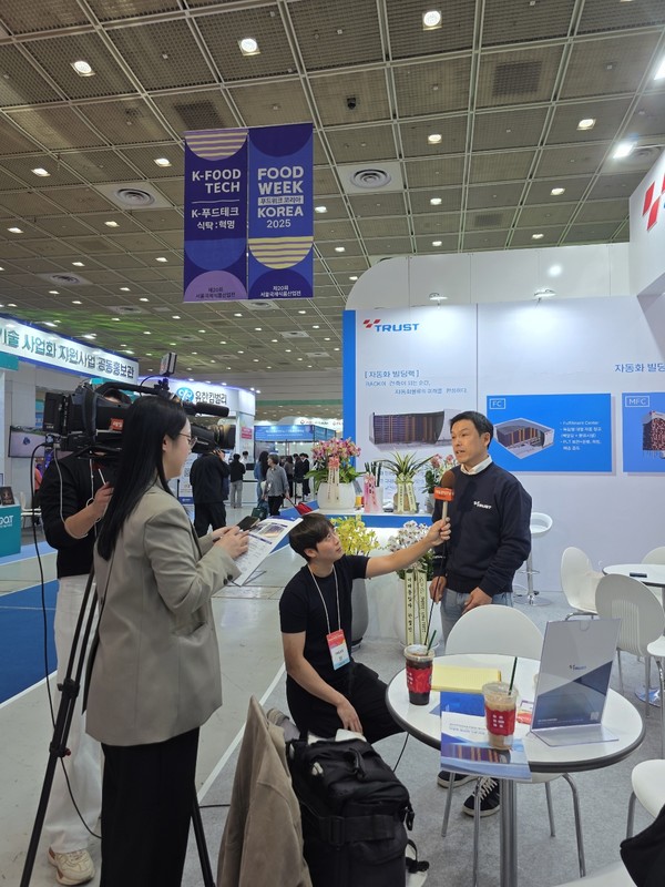 매일경제tv와 인터뷰 하고있는 이준우 대표