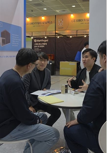 싱가포르 바이어와 트러스트 관계자들이 상담하고 있다.