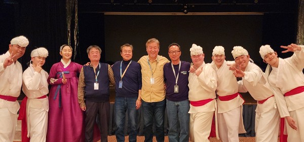 홍성일 감독(왼쪽에서 여섯 번째)과 단원들