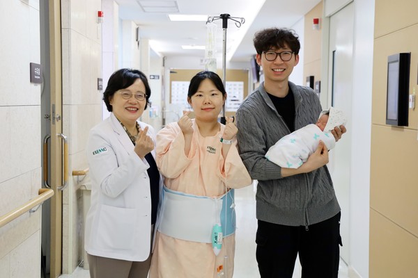 김영주 교수 (사진 왼쪽부터), 산모 지선애씨, 남편과 아이