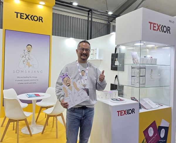 '코스모프로프 월드와이드 볼로냐2026' 전시회에 참가한 김상범 대표가 전시부스앞에서 포즈를 취하고 있다 ⓒ텍스코