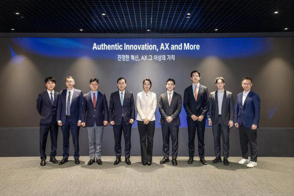 더존비즈온이 '2026년 비전 선포식'에서 슬로건 '진정한 혁신, AX 그 이상의 가치'를 발표했다. (사진=더존비즈온)