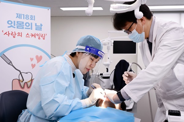 전현희 국회의원이 직접 봉사하고 있다